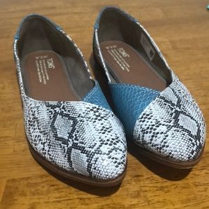 Toms flats- never worn